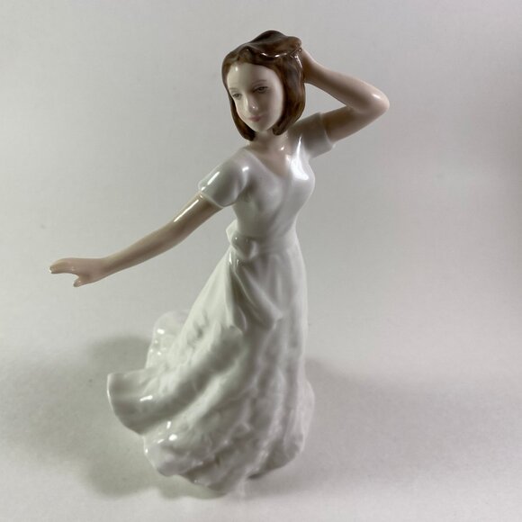 ROYAL DOULTON - CHARMED Figurine #HN 4445 Artist Signed 5.5" inches tall - Picture 7 of 9